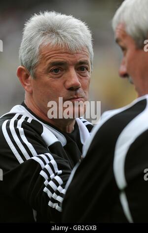 Il manager della Newcastle United Kevin Keegan (a sinistra) con l'assistente manager Terry McDermott, sulla linea di contatto prima del calcio d'inizio. Foto Stock