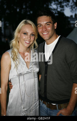 Camilla Dallerup e Kevin Sacre partecipano al party Oasis Africano, sponsorizzato da Amarula Cream, a Bedford Square, Londra. Foto Stock