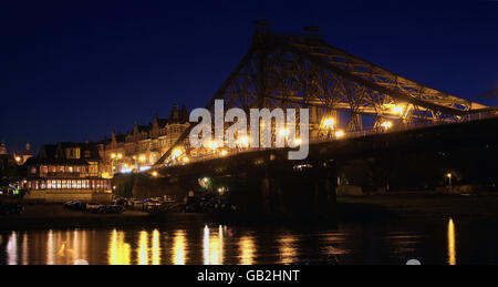 Vista sul ponte "Blaues Wunder' della città di Dresda di notte Foto Stock