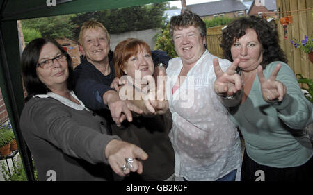 Sue Ramsey e le Spezie Girls hanno fatto il loro corso di preparazione al Sinn Fein X Factor dove le prove locali di Sinn Fein si esibiranno al Fellons Club venerdì 15 agosto. (Da sinistra a destra) Consigliere Janice Austin come Posh Spice, Bridie McMahon come Spice sportivo, Maureen Tolan come Ginger Spice, Consigliere sue Ramsey come Baby Spice e Jacqui McGeough come Scary Spice. Foto Stock