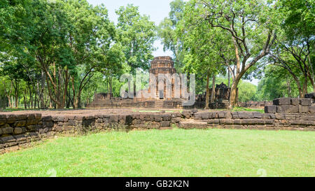 Prasat Mueang cantare parco storico, resti di edifici antichi in stile Khmer tempio famosa attrazione culturali nei Sai Yok Di Foto Stock