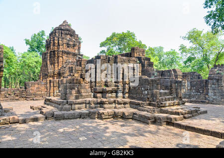 Prasat Mueang cantare parco storico, resti di edifici antichi in stile Khmer tempio famosa attrazione culturali nei Sai Yok Di Foto Stock