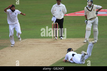 Cricket - Npower Quarta prova - Day Four - Inghilterra / Sud Africa - The Brit Oval. Monty Panesar d'Inghilterra celebra la presa del cazzo del Morne Morkel del Sudafrica catturato da Ian Bell (r) Foto Stock