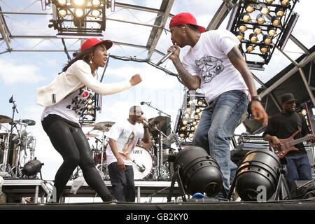 Pharrell Williams e la sua band N.E.R.D si esibiscono al Vodafone TBA Concert di Brighton Beach, Brighton. Foto Stock