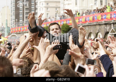 Mike Skinner of the Streets folla surfs durante la sua performance al concerto Vodafone TBA a Brighton Beach, Brighton. Foto Stock