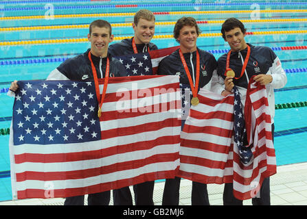 La squadra di relè freestyle 4x200m degli Stati Uniti (da sinistra a destra) Michael Phelps, Peter Vanderkaay, Ryan Lochte e Ricky Berens festeggiano con la loro medaglia d'oro al Centro Acquatico Nazionale di Pechino durante i Giochi Olimpici di Pechino 2008 in Cina. Foto Stock