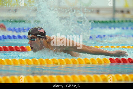 Michael Phelps degli Stati Uniti è sulla strada per vincere la finale maschile di 200m Butterfly al Beijing National Aquatic Center durante i Giochi Olimpici di Pechino 2008 in Cina. Foto Stock