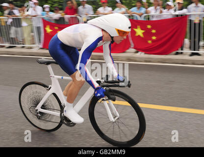 Nicole Cooke della Gran Bretagna durante la prova individuale delle Donne al corso di ciclismo su strada ai Giochi Olimpici di Pechino 2008 a Pechino, Cina. Foto Stock