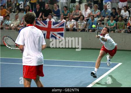 Jamie Murray (a destra) della Gran Bretagna restituisce un servizio come Andy Murray orologi durante la loro partita con Arnaud Clement e Michael Llodra in Francia al centro di tennis verde olimpico di Pechino durante i Giochi Olimpici di Pechino 2008 a Pechino, Cina. Foto Stock