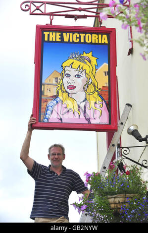 Il proprietario del pub Peter Gower-Crane si trova fuori del suo pub il Victoria a St Werburghs, Bristol, che ha causato polemiche scambiando un segno della regina Vittoria per uno che mostra Victoria Beckham stordito di nuovo i regolari oggi dopo aver messo 'Chav Queen' Vicky Pollard sopra la porta. Foto Stock