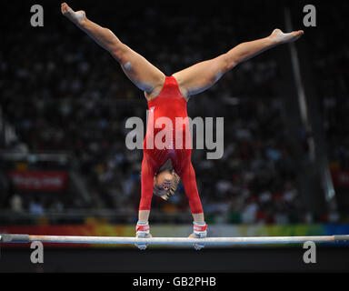 USA Shawn Johnson in azione sulle barre simmetriche Nella finale individuale della Donna All Round al National di Pechino Stadio al coperto Foto Stock