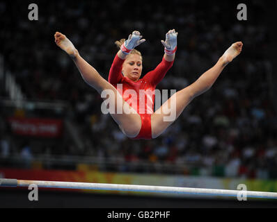 USA Shawn Johnson in azione sulle barre simmetriche Nella finale individuale della Donna All Round al National di Pechino Stadio al coperto Foto Stock