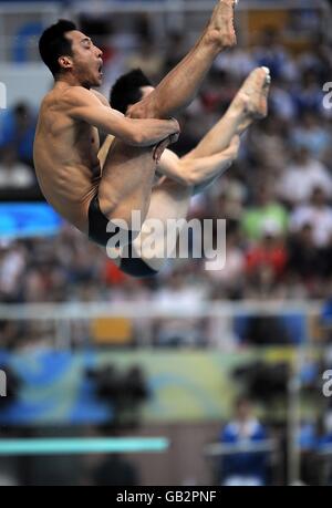 Il Feng Wang e il Kai Qin della Cina si sono completati nel trampolino da 3 metri sincronizzato degli uomini al National Aquatics Center durante le Olimpiadi di Pechino del 2008 a Pechino, in Cina Foto Stock