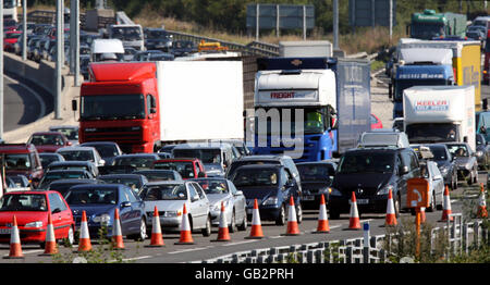 Traffico sulla M25 dopo la campagna elettorale Geoffrey Hibbert, creduto di essere collegato alla giustizia dei Padri 4, vestito come Batman scalò un portale sulla M25 vicino all'aeroporto di Heathrow, Londra. Foto Stock