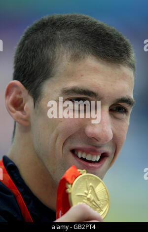 Michael Phelps degli Stati Uniti con la medaglia d'oro che ha vinto nella finale individuale Medley da 200 m per uomini al National Aquatic Center durante i Giochi Olimpici di Pechino 2008 in Cina. Foto Stock