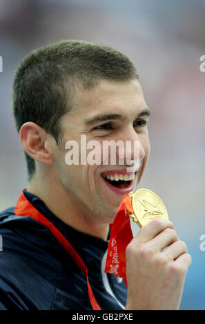 Olimpiadi - Giochi Olimpici di Pechino 2008 - sette giorni. Stati Uniti Michael Phelps festeggia con la sua medaglia d'oro da 200 m uomini individuale Medley. Foto Stock