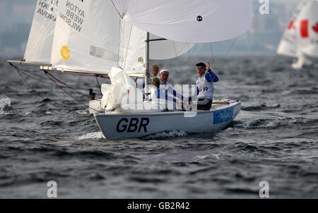 Le ragazze Yngling della Gran Bretagna Sarah Ayton, Sarah Webb e Pippa Wilson durante il penultimo giorno del loro concorso al Centro velico dei Giochi Olimpici di Pechino 2008 a Qingdao, Cina. Foto Stock