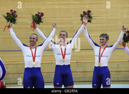 I ciclisti della Great Britain Gold Medal Jamie staff (a sinistra), Chris Hoy e Jason Kenny (a destra) dopo aver vinto l'evento Sprint Team maschile al velodromo di Laoshan ai Giochi Olimpici di Pechino 2008 in Cina. Foto Stock