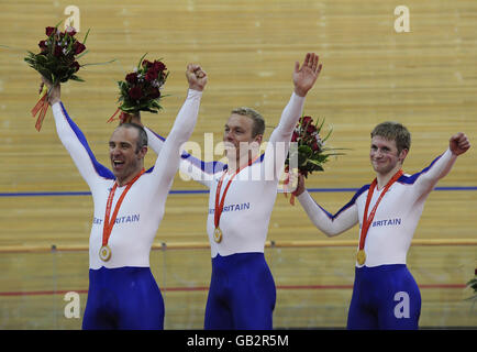 I ciclisti della Great Britain Gold Medal, Jamie staff (a sinistra), Chris Hoy e Jason Kenny (a destra), dopo aver vinto l'evento Sprint del team maschile al velodromo di Laoshan ai Giochi Olimpici di Pechino del 2008 in Cina. Foto Stock