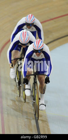 I ciclisti della Great Britain Gold Medal, Jamie staff (front), Jason Kenny e Chris Hoy (back), si preparano alla vittoria nel Team Sprint Event degli uomini al Laoshan Velodrome ai Giochi Olimpici di Pechino 2008 in Cina. Foto Stock