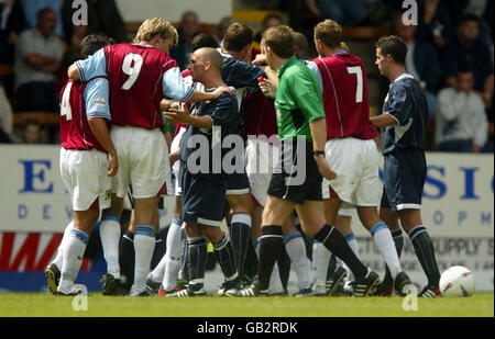 I giocatori di Burnley e Leeds United si sfidano sul campo (Leeds' Jody Morris (centro) Foto Stock