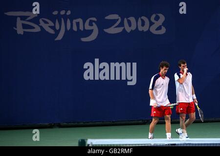 Andy della Gran Bretagna (a sinistra) e Jamie Murray durante il loro Men's. Raddoppia la seconda partita contro Arnaud Clement e Michael in Francia Llodra Foto Stock