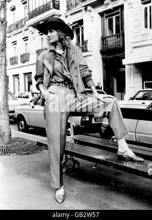 Da 'sook', un'idea di moda per la primavera/estate 1983 - un outfit blouson in pelle scamosciata indossato con pantaloni in seta, blusa in seta e cravatta multicolore a righe. E per fare tutto in più, un grande cappello in feltro. Foto Stock