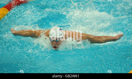 Michael Phelps degli Stati Uniti in azione durante la farfalla da 100 m maschile Scaldare al Centro Acquatico Nazionale di Pechino Foto Stock