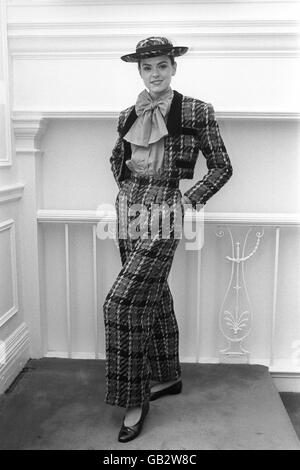 Una tuta per pantaloni in tweed del cameriere della Regina Elisabetta II e della Regina Madre, Norman Hartnell, progettata per mantenere gli indossatori caldi questo inverno. Foto Stock