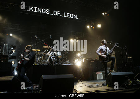 Kings of Leon in concerto - Londra. I re di León si esibiscono dal vivo sul palco presso la Carling Academy di Brixton, Londra. Foto Stock