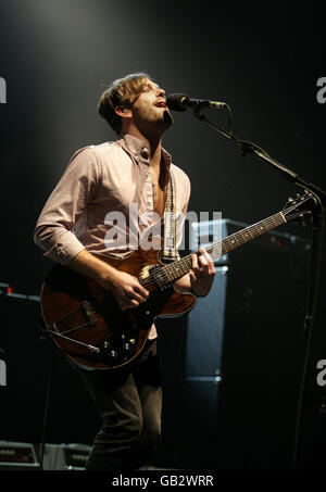 Caleb Followill of Kings of Leon si esibisce dal vivo sul palco presso la Carling Academy Brixton, Londra. Foto Stock