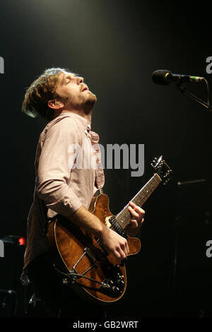 Caleb Followill of Kings of Leon si esibisce dal vivo sul palco presso la Carling Academy Brixton, Londra. Foto Stock