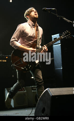 Kings of Leon in concerto - Londra. Caleb Followill of Kings of Leon si esibisce dal vivo sul palco presso la Carling Academy di Brixton, Londra. Foto Stock