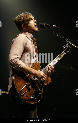 Caleb Followill of Kings of Leon si esibisce dal vivo sul palco presso la Carling Academy Brixton, Londra. Foto Stock