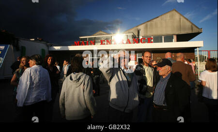 Racegoers al Walthamstow Greyhound Racing Stadium, Londra, nella penultima giornata di corse. Foto Stock