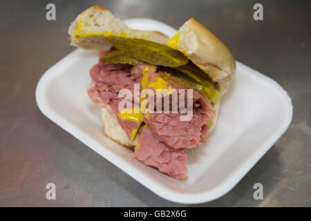 Un sale di bagel carne bovina servita in Shoreditch, Londra, Inghilterra. Il panino ha una salamoia e senape. Foto Stock