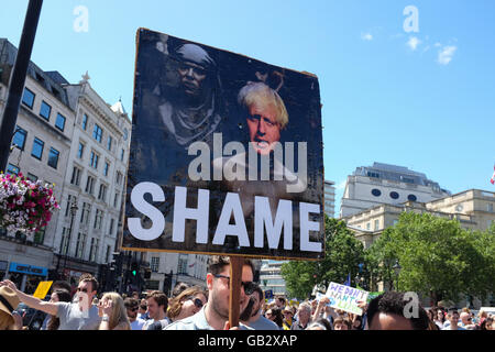 Una targhetta che mostra Boris Johnson a un anti-Brexit protesta a Londra il 2 luglio, 2016. Foto Stock