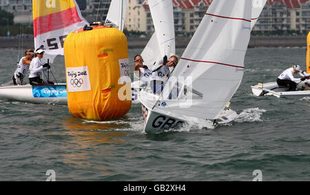 Le 470 donne della Gran Bretagna Saskia Clark (a destra) e Christina Bassadone al cancello del vento durante la gara di medaglia di oggi al Centro di vela dei Giochi Olimpici di Pechino 2008 a Qingdao, Cina. Foto Stock