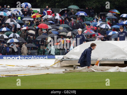 Cricket - un giorno Internazionale - Scozia / Inghilterra - The Grange - Edimburgo. La pioggia ferma il gioco durante la partita internazionale di cricket Scotland contro Inghilterra di un giorno al Grange, Edimburgo. Foto Stock