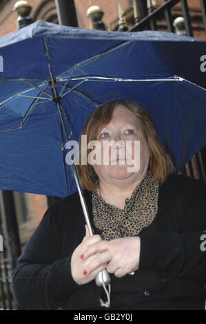 Kathleen Lawlor, madre di Kevin McAlorum, al di fuori della corte in cui si teneva l'inquisito alla sua morte. Foto Stock