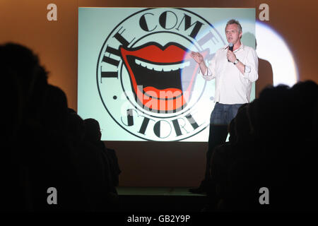 Il comico Greg Davies durante la sua routine nella Esher Hall A Sandown Park Foto Stock
