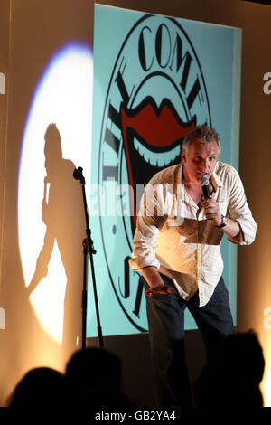 Il comico Greg Davies durante la sua routine nella Esher Hall A Sandown Park Foto Stock