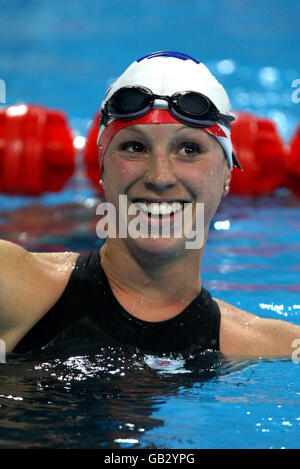 Great Britain's Heather Fell è tutto sorrisi dopo il suo 200m freestyle calore nella disciplina di nuoto delle donne moderno Pentathlon alle Olimpiadi di Pechino 2008, Cina. Foto Stock