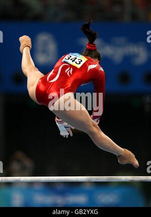 Great Britain's Beth Tweddle durante l'evento individuale finale delle Women's Unegual Bar presso lo Stadio Nazionale Indoor durante i Giochi Olimpici di Pechino 2008 in Cina. Foto Stock