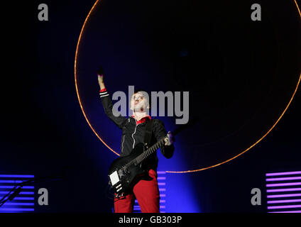 Matthew Bellamy di Muse si esibisce il secondo giorno del V Festival all'Hylands Park di Chelmsford. Foto Stock