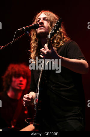 Dave McCabe dei Zutons che si esibiscono il terzo giorno del V Festival a Hylands Park, Chelmsford, Essex. Foto Stock