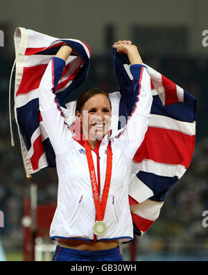 Great Britain's Heather Fell celebra la sua medaglia d'argento vinta nel Pentathlon moderno delle Donne alle Olimpiadi di Pechino del 2008, in Cina. Foto Stock