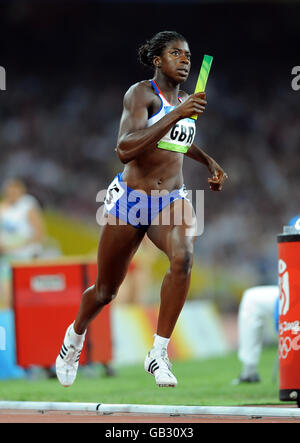 Christine Ohuruogu della Gran Bretagna in azione nelle donne 4x400m si riscalda allo Stadio Nazionale di Pechino durante i Giochi Olimpici di Pechino 2008 in Cina. Foto Stock