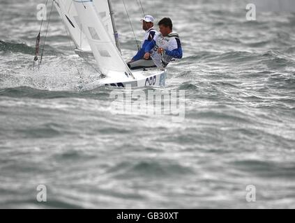 Il duo britannico di Iain Percy e Andrew Simpson salpa nella gara finale della classe maschile Star al Centro di vela dei Giochi Olimpici di Qingdao il giorno 13 dei Giochi Olimpici 2008 a Pechino. Foto Stock