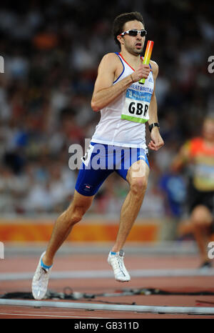 Il Martyn Rooney della Gran Bretagna in azione nella staffetta 4x400m degli uomini si riscalda allo Stadio Nazionale di Pechino durante i Giochi Olimpici di Pechino 2008 in Cina. Foto Stock